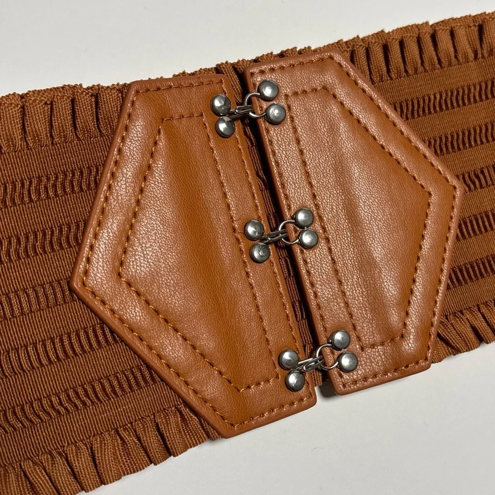 Wide, stretchy belt with ruffle edges and faux leather detail, OS